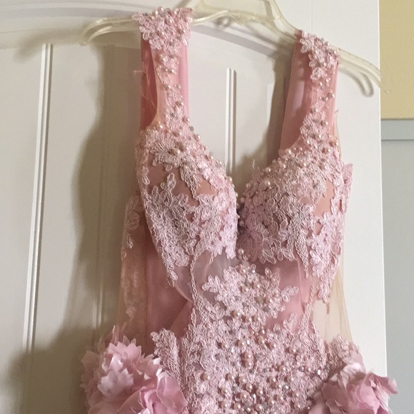 Dresses - Picture 3 of 4